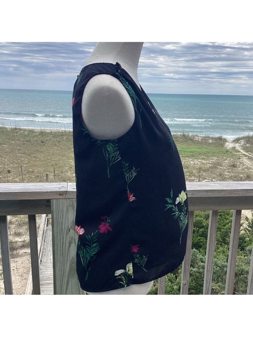 Floral V-Neck Tank by Vince Camuto - Picture 6 of 10